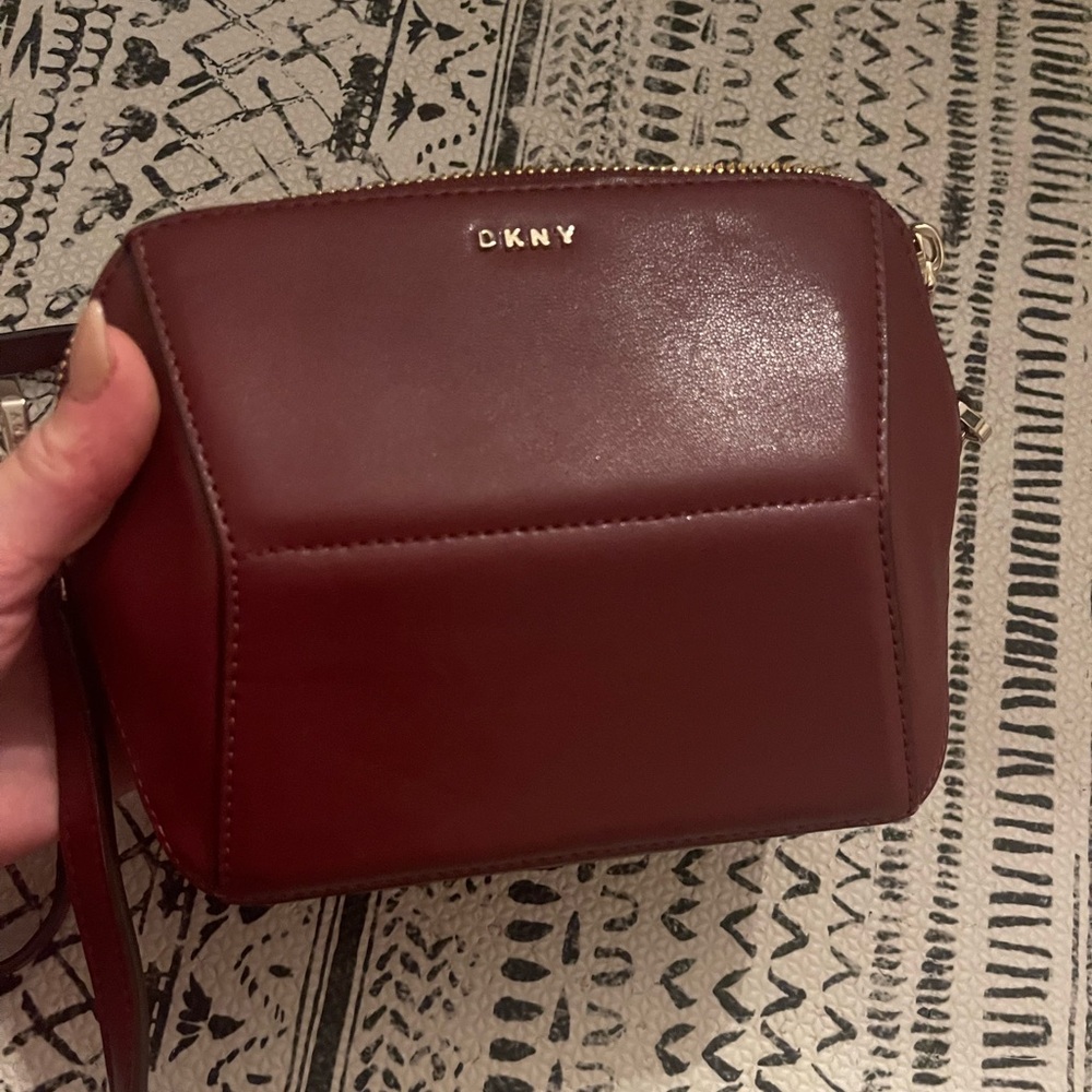 DKNY SMOOTH LEATHER CROSSBODY MICRO BAG